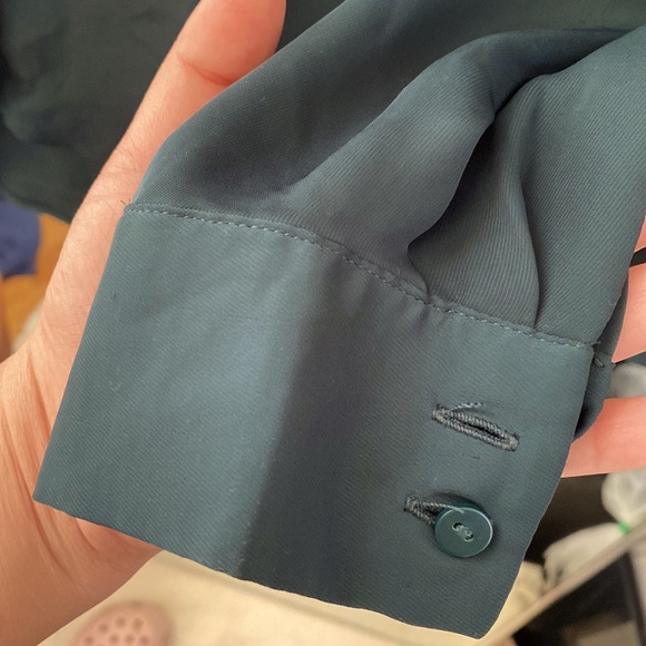 NWOT Dark Green Button down blouse size 4, silky smooth - Picture 4 of 5